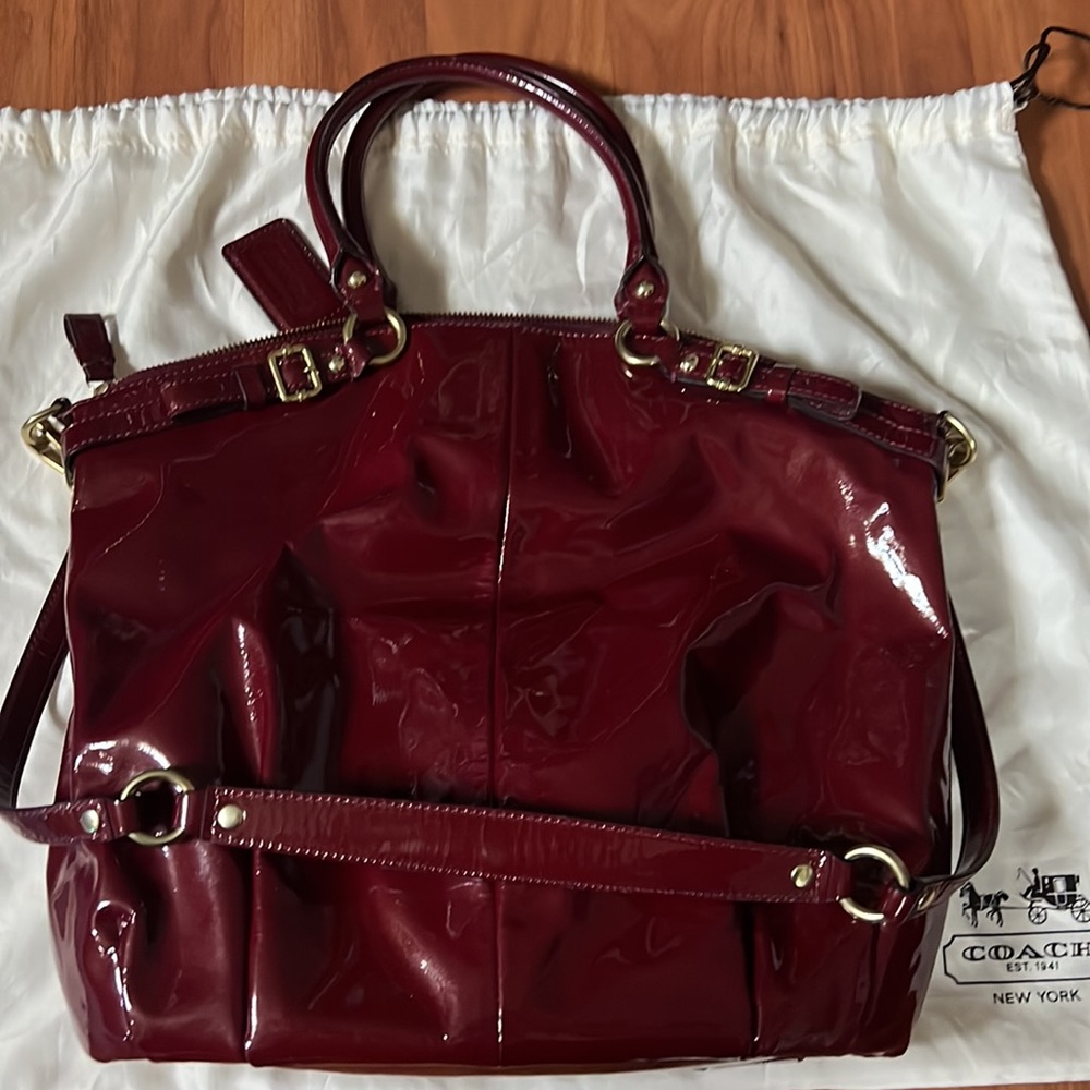 COACH: Large burgundy patent top handle bag with crossbody strap - Picture 3 of 12